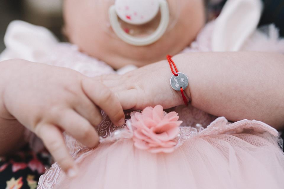 Bratara bebe cu snur rosu si banut 10 mm argint 925 rodiat personalizata cu nume sau data nasterii